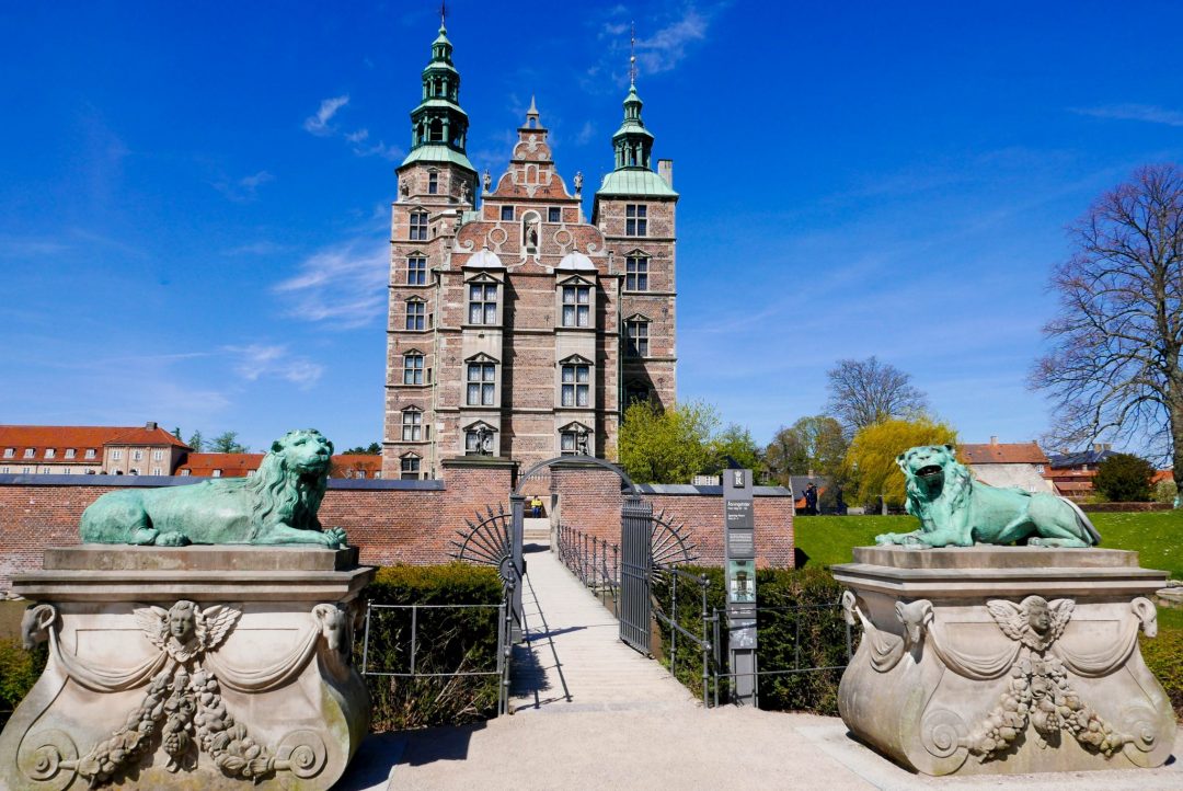 Of the million things there are to do in Copenhagen, three of those are palaces. Personally, we chose to go to Rosenborg Slot - and it was amazing! Here is the Ultimate Guide to Visiting Rosenborg Palace in Copenhagen.