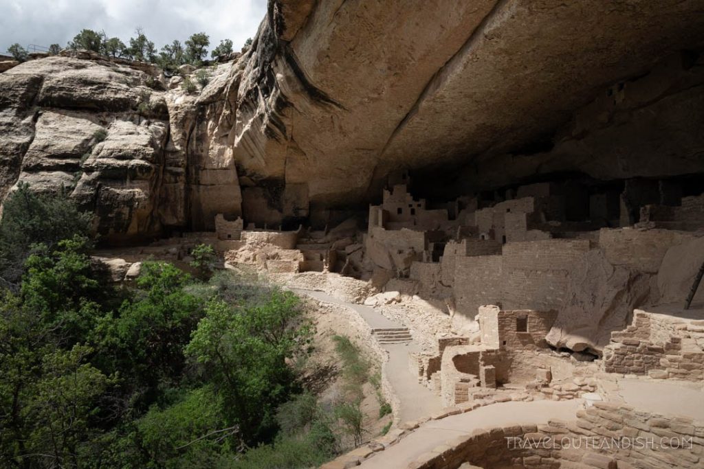 Houses in the cliffs of Mesa Verda in Colorado, one of the best fall vacations in the US!