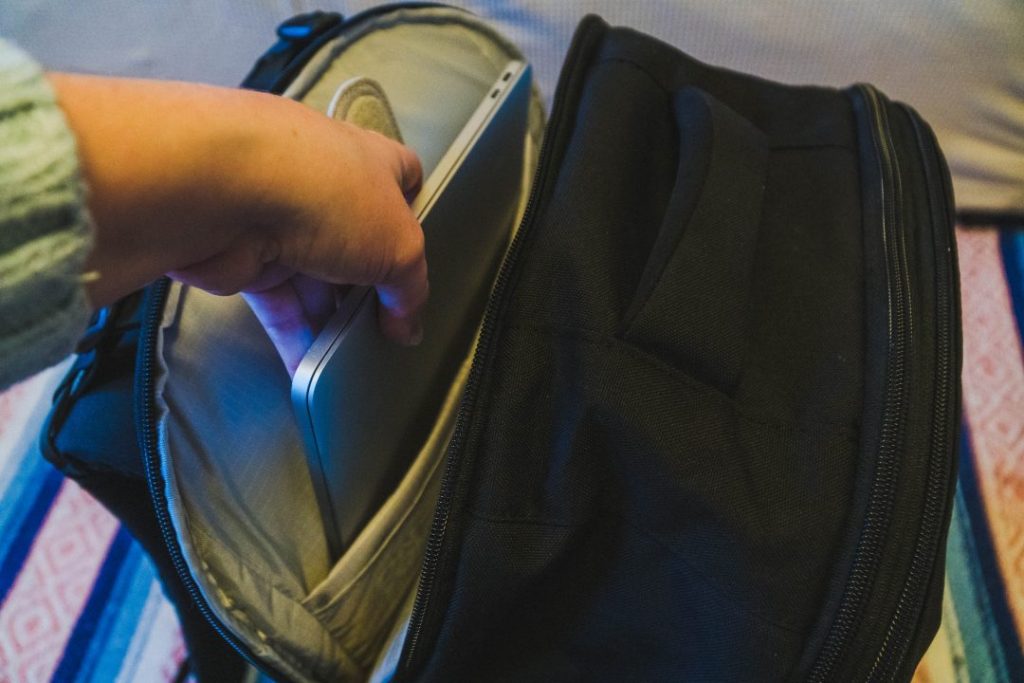 the laptop pocket of the tortuga setout